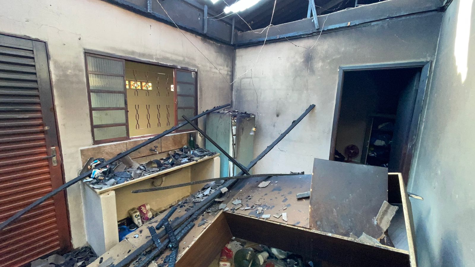 Criminosos atearam fogo na resid&ecirc;ncia - Foto: Jornal da Nova